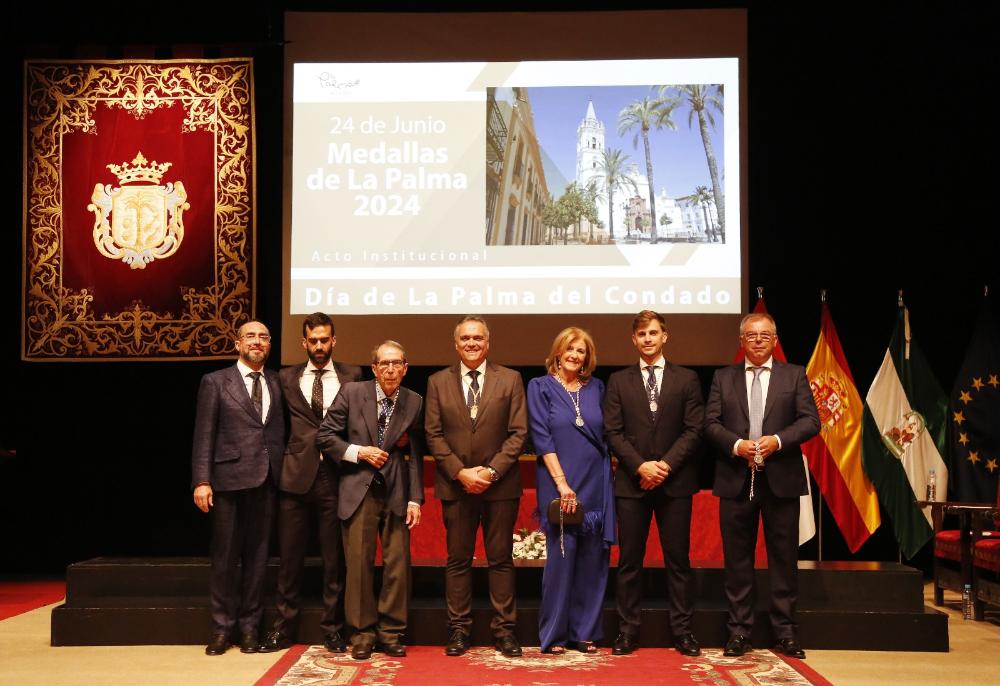 Imagen La doctora María Auxiliadora Martín, la empresa Barneto Modas, el deportista Francisco Javier Cárdenas y la Banda Municipal de Música Ntra. Sra. del Valle, Medallas de La Palma 2024.