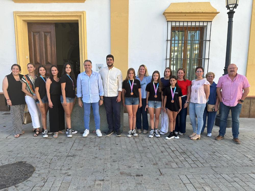 Imagen El alcalde recibe al conjunto infantil de la Escuela Municipal de Gimnasia Rítmica