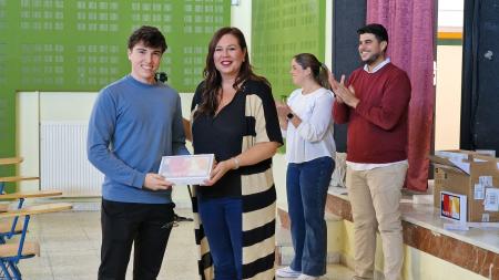 Image Entrega de tablets a los estudiantes del IES